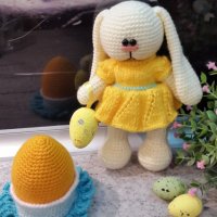 Великденски подаръци. Плетена играчка Заек-БЕБИ + яйце на стойка.
