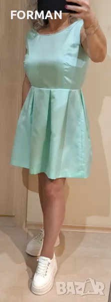 Рокля в цвят мента със сребристи камъчета по деколтето, снимка 1