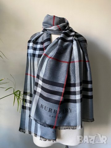 Шал Burberry в сиво каре, снимка 3 - Шалове - 43788567