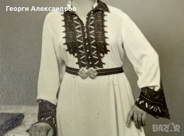 2 Стари СНИМКИ на БЪЛГАРКА в РЯДКА НАРОДНА НОСИЯ с ПАФТИ, снимка 3 - Антикварни и старинни предмети - 48681050