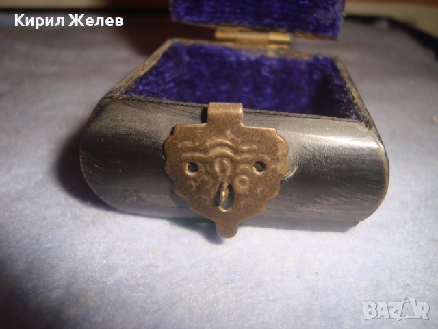 СТАРИННА ТИБЕТСКА КУТИЙКА за БИЖУТА от РОГ с МЕСИНГОВ ОБКОВ и ПЛЮШ ВЪТРЕ МАЙСТОРСКА ИЗРАБОТКА 32232, снимка 3 - Антикварни и старинни предмети - 38258852
