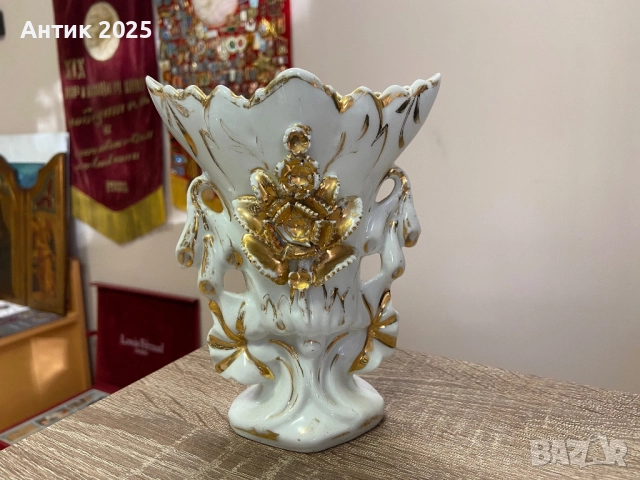Декоративна порцеланова ваза с позлата и релефна цветна украса