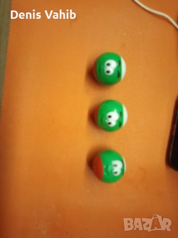 Под ска чашти топчета с българското знаме и с автографа на Бербатов 