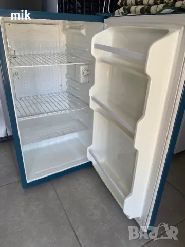 Син малък хладилник 48 см широк , снимка 2 - Хладилници - 50043491