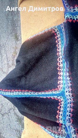 Ръчно плетено бродирано наметало с качулка , снимка 2 - Антикварни и старинни предмети - 37692796