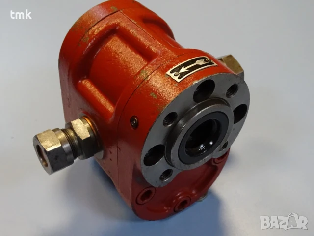 Хидравлична помпа TOS JHZJ 40/76 Hydraulic gear pump 1400min-1 80Bar, снимка 3 - Резервни части за машини - 50938841