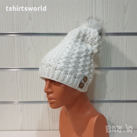 Нова зимна дамска бяла шапка с копчета и с пух/помпон, снимка 2 - Шапки - 35498845