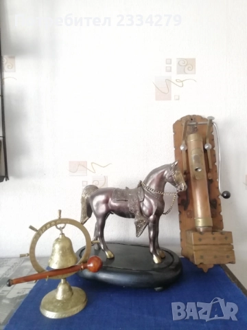 Стари статуи, макети: гонг, помпа за бира, оседлан кон. 