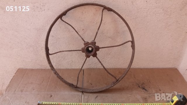 масивно метално ковавано възрожденско колело от каруца, файтон