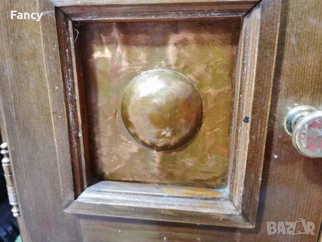 Старо нощно шкафче с медни орнаменти , снимка 10 - Антикварни и старинни предмети - 43105847