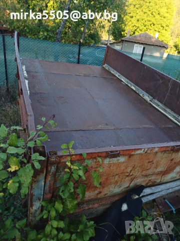 Ремарке с вдигащ кош