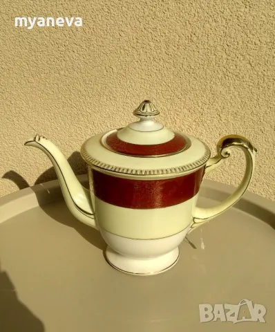 Порцеланов чайник с печат за произход. 