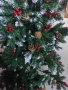 Луксозна Изкуствена елха с червен глог и шишарки, снимка 3