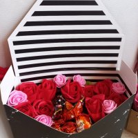 Налична кутия плик с бонбони и сапунени рози , снимка 1 - Декорация за дома - 39661774
