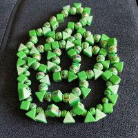 Зелен гердан с геометрични мъниста , снимка 2 - Колиета, медальони, синджири - 37477020