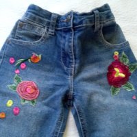 Дънки с рози и подарък блузка, снимка 4 - Детски панталони и дънки - 38497214