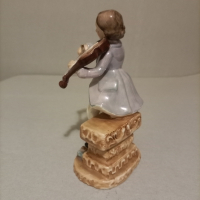 Много красива-рядка Винтаж,Викторианска ретро фигурка, Седнал млад мъж свирещ на цигулка , снимка 4 - Колекции - 44884913