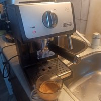 Кафе машина Делонги с ръкохватка с крема диск и 3 броя цедки, работи отлично , снимка 3 - Кафемашини - 39592279