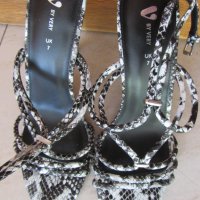 Луксозни нови сандали By very змийски принт номер 40, снимка 1 - Дамски елегантни обувки - 37058922