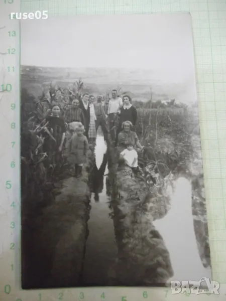 Снимка стара на група на покрай вада за напояване, снимка 1