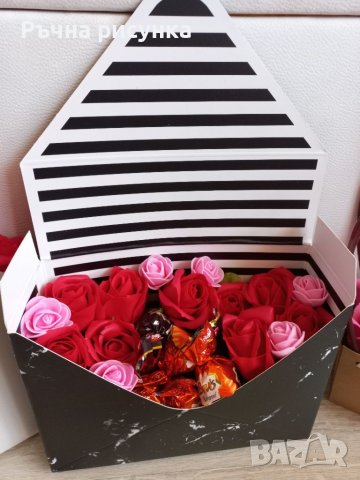 Налична кутия плик с бонбони и сапунени рози 