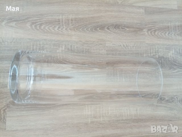 Красива огромна стъклена ваза с височина 50 см. и диаметър 20 см.