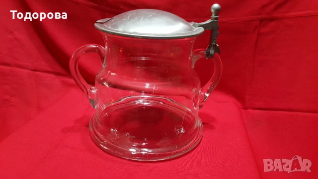Голям стъклен съд с метален капак.