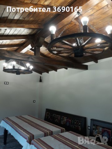 Полилеи от автентични реставрирани колела от каруца с дървени чашки , снимка 10 - Лампи за таван - 40211492