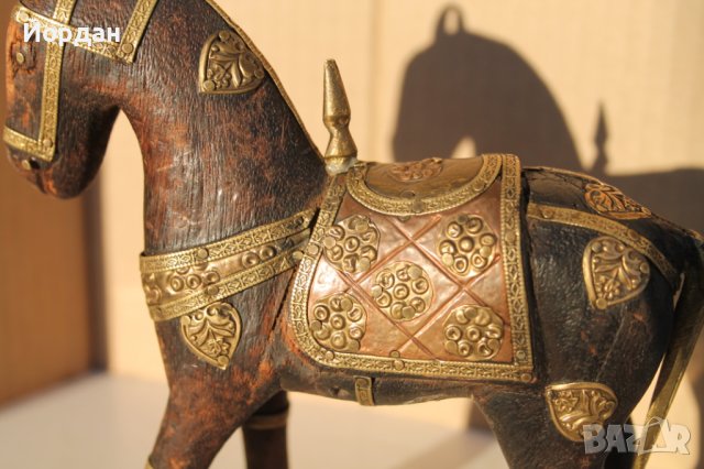 Арабски дървен кон с месингова украса, снимка 2 - Антикварни и старинни предмети - 43573128