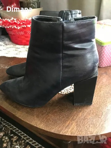 Тъмно сини боти