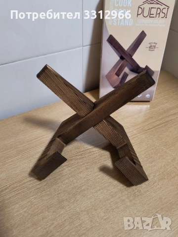 Чисто нова дървена поставка за книги