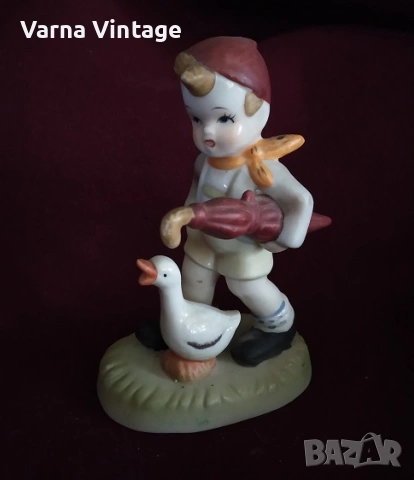 Колекционерска порцеланова фигурка на момче с чадър и гъска.