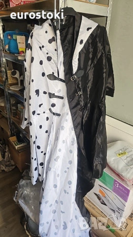 Дамски костюм на Круела Девил,  с рокля, перука, мрежа за коса, ръкавици, перлена огърлица, маска, снимка 5 - Костюми - 52507070