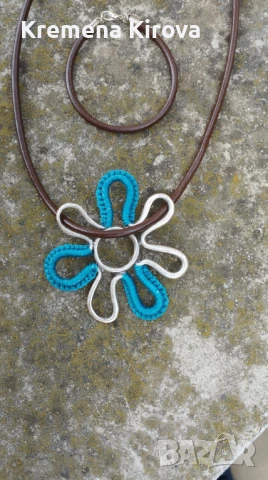 Колие и гривна с масивно цвете и естествена кожа. С плетка., снимка 3 - Бижутерийни комплекти - 50681165