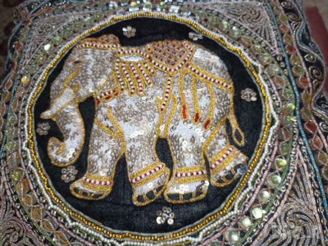 Декоративна възглавничка с релефен слон с пайети, мъниста и камъчета , снимка 5 - Декорация за дома - 43580666