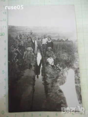 Снимка стара на група на покрай вада за напояване