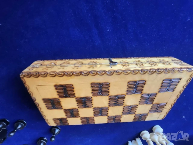 шах - с дърворезба/лакиран (+табла) р-р 26х26 см и малък пирографиран р-р 34х34 см с фигури/пулове , снимка 9 - Шах и табла - 52583035
