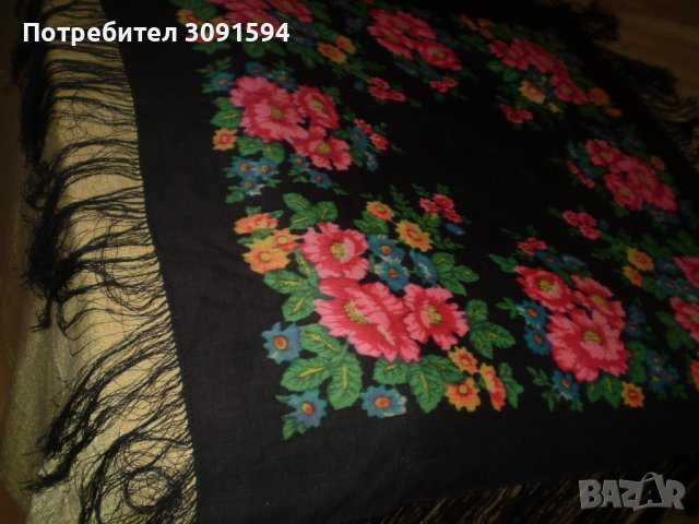 Винтидж Руски дамски голям квадратен черен шал на цветя, снимка 2 - Шалове - 37350177