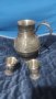 метална каничка с две чаши, снимка 1 - Антикварни и старинни предмети - 43597078