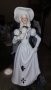 Порцеланова дама в бяло със златисти кантове., снимка 1 - Колекции - 43336978