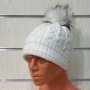 Нова зимна дамска шапка в бял цвят с пух/помпон, снимка 1 - Шапки - 35501382