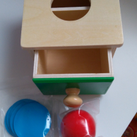 Дървено Монтесори чекмедже 2в1 с топче и жетони, снимка 4 - Образователни игри - 44899498