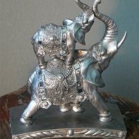 Продавам красива и стара статуетка със слонове., снимка 2 - Статуетки - 33338593