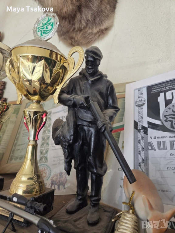 Търся метална статуетка на ловец, снимка 1