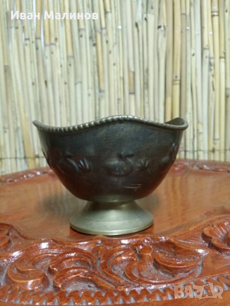 Стар бронзов бокал , снимка 1
