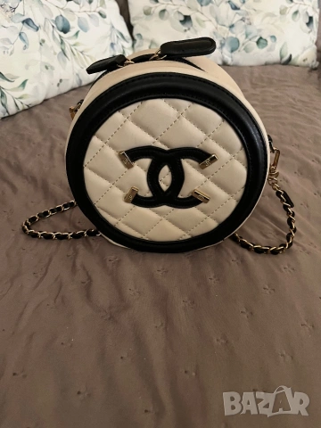 Chanel кръгла чантичка, снимка 2 - Чанти - 53032163