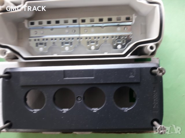 Кутия за бутони 4позиции Шнайдер XALD04, снимка 2 - Други машини и части - 37762427