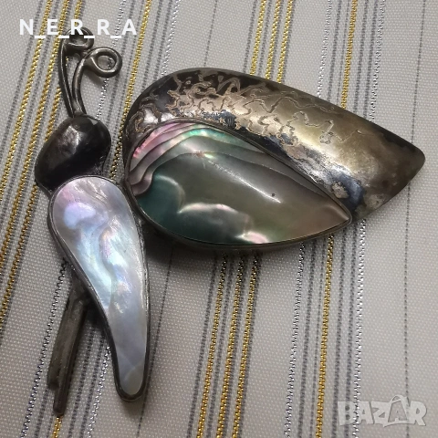 Стара брошка със седеф