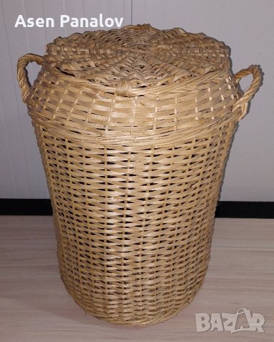 Продавам плетен кош за дрехи- нов