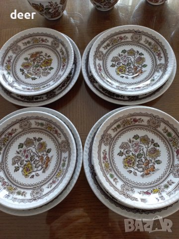 Красиви английски порцеланови чаши за чай или кафе с десертни чинии, снимка 3 - Чинии - 43212286
